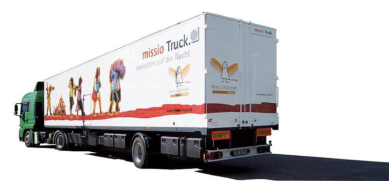 Mobile Ausstellung zum Thema Flucht in Fulda: missio-Flucht-Truck auf dem Domplatz